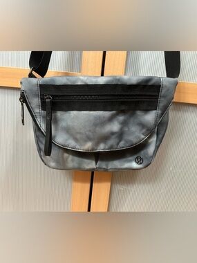 lululemon athletica all night festival bag Gray black white tie dye Crossbody
